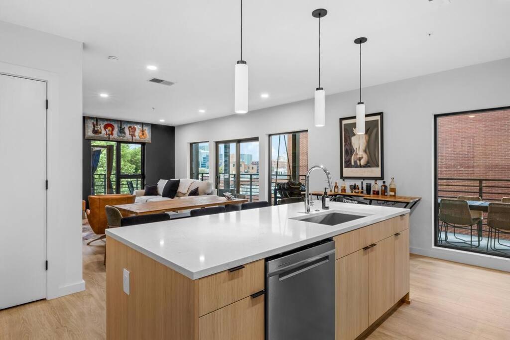 Skyline View, Pool, Gym, Balcony'S, Walk To Bway! Apartment Nashville Bagian luar foto